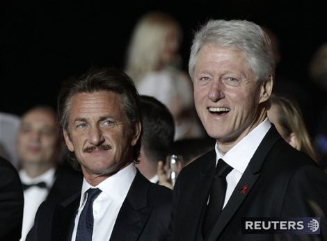 Sean Penn (vľavo) a bývalý americký prezident Bill Clinton