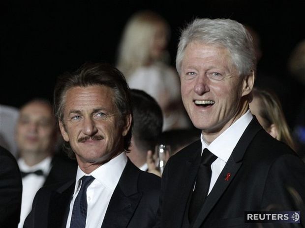 Sean Penn (vľavo) a bývalý americký prezident Bill Clinton