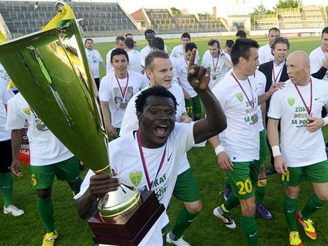 Futbalisti Žiliny oslavujú titul.