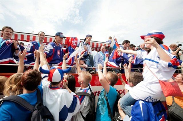 Cestu slovenských hokejistov ulicami Bratislavy
lemovali nadšení fanúšikovia.