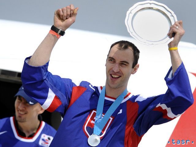Zdeno Chára vystúpil z lietadla a ukázal
fanúšikom na letisku trofej za druhé miesto na šampionáte.