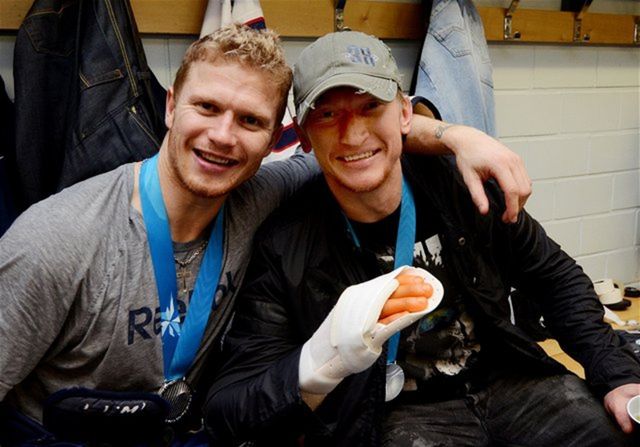 Milan Bartovič a Marcel Hossa v šatni krátko po finále v
šatni so striebornými medailami.