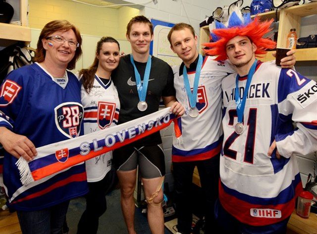 Šťastní a strieborní. Zľava bratia Hudáčkovci, Juraj
Mikúš a ich rodinní príslušníci.