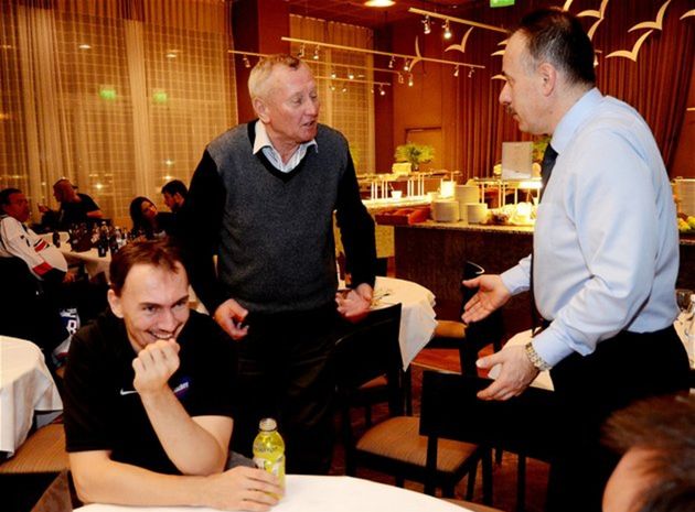 Miroslav Šatan, nad ním otec Emil a prezident SZĽH Igor
Nemeček.