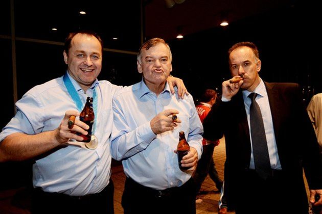 Takto si vychutnávali cigary a pivo generálny manažér
tímu Otto Sýkora (zľava), tréner SR Vladimír Vůjtek a prezident SZĽH Igor
Nemeček.