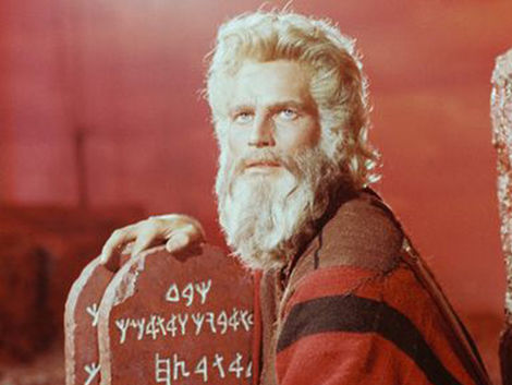 38-nova 4x V roku 1956 stvárnil Mojžiša v snímke Cecila B. DeMilla Desatoro prikázaní Charlton Heston.