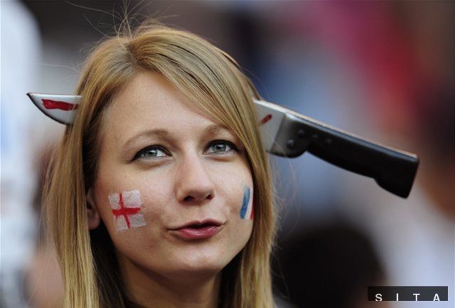 Anglická fanúšička s nožom v hlave pred zápasom s
Francúzskom.