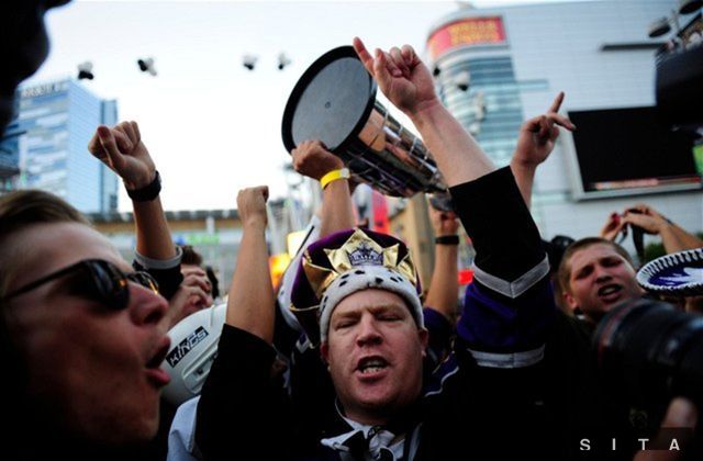 Fanúšikovia Kings v uliciach Los Angeles.