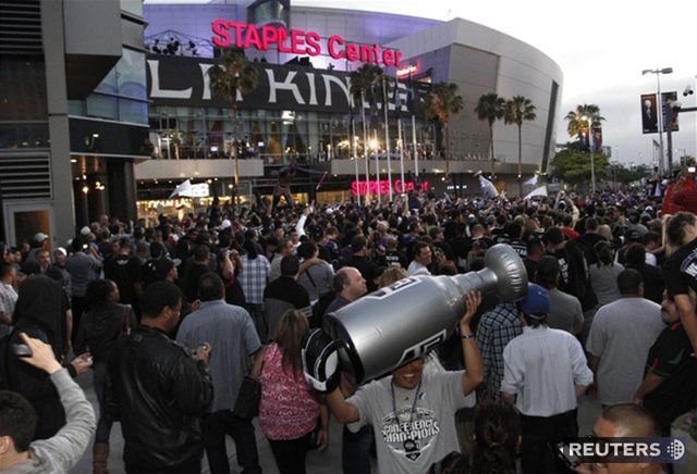 Fanúšikovia pred Staples Center v Los Angeles.