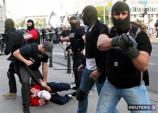 Varšavu strážilo špeciálne policajné komando.