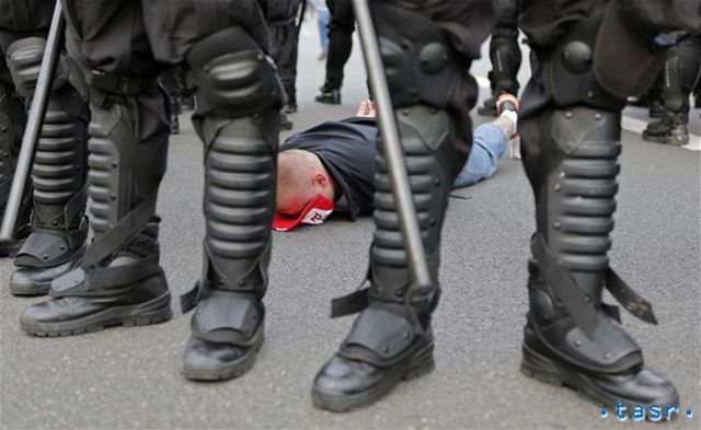 Policajti zatýkajú poľského fanúšika.