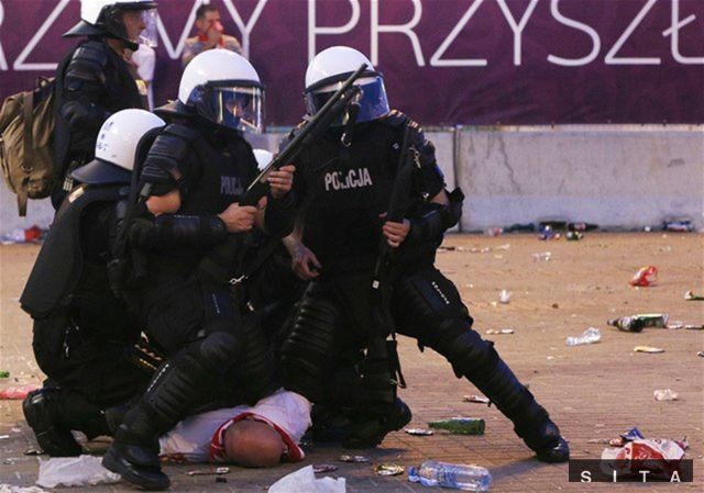 Policajné komando takto spacifikovalo jedného z poľských
výtržníkov.