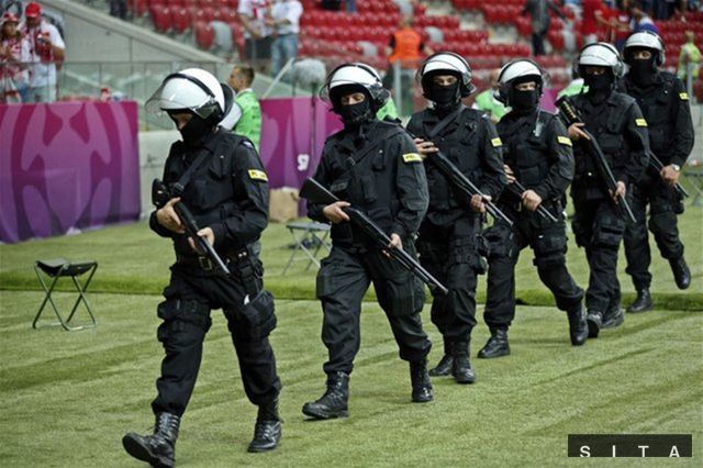Proti výtržníkom bolo pripravené takéto policajné
komando.