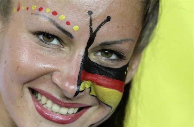 Fanúšička Nemecka má zatiaľ na EURO dôvodov na úsmevy
až-až.