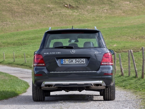 Verzie s označením BlueTEC používajú vo
výfukovom systéme vystrekovanie močoviny. Vďaka tomu je udávaná spotreba
ich motorov bližšie tej reálnej. Motory totiž nemusia plytvať naftou pri
zámernom obohacovaní zmesi a znižovaní teploty spaľovania. Jednoducho
splodiny vytvoria a systém SCR ich pomocou katalytickej redukcie následne
zníži na želanú úroveň.