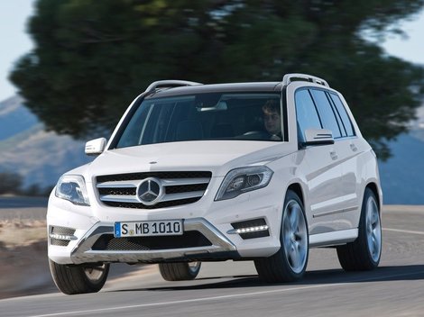 Verzie s pohonom 2WD a manuálnou prevodovkou
utiahnu brzdený príves s hmotnosťou 2 t, ak si však zákazník zvolí
sedemstupňový automat, môže ťahať príves ťažký až 2,4 t (klasická
spojka by tak ťažký príves nezvládla).