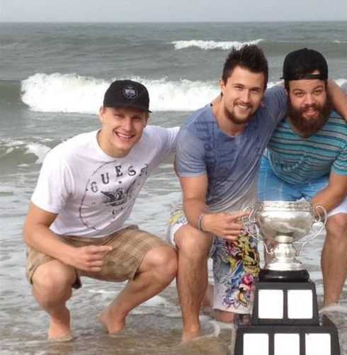 Richard Pánik (prvý zľava) a Jaroslav Janus (druhý zľava)
s Calderovou trofejou.