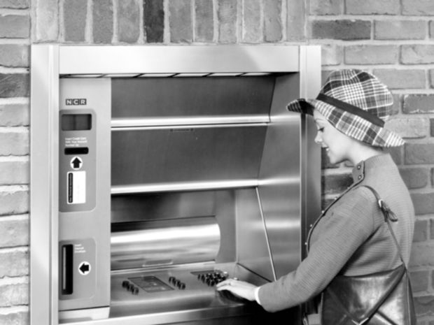 bankomat z roku 1970, banka, výber hotovosti