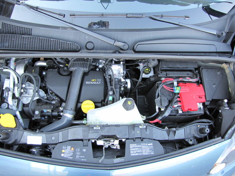 Motor 1.5 dCi je tichý a silný, len si musíte
dávať pozor, aby ste pod 1500 otáčkami nespadli do turbodiery.