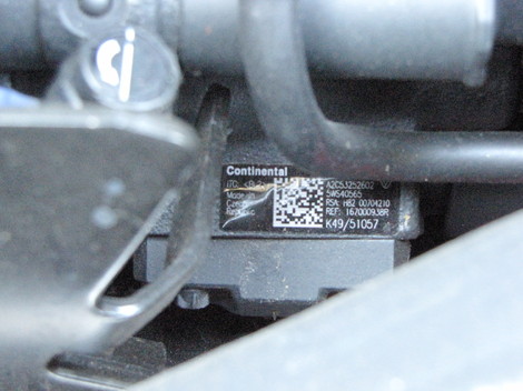 Motor 1.5 dCi s výkonom 81 kW/110 k používa
priame vstrekovanie Continental, v tomto prípade sme na ňom dokonca našli
označenie "Made in Czech republic".