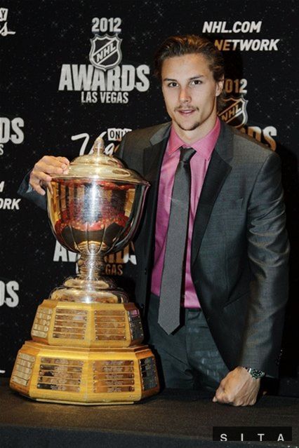 Erik Karlsson s Norrisovou trofejou.