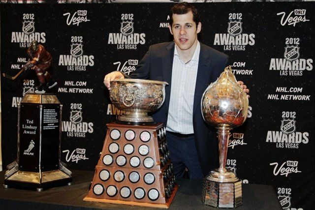 Kráľom udeľovania cien sa stal ruský tank Jevgenij Malkin,
ktorý získal Hart Trophy (vpravo), Art Ross Trophy i Ted Lindsay Award.