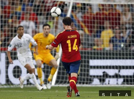 Xabi Alonso strieľa úvodný gól zápasu Španielsko - Francúzsko.
