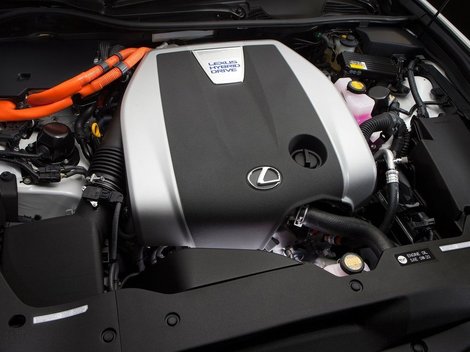Hybridnú verziu poháňa benzínový 6-valec 3.5 D-4S a
elektromotor.