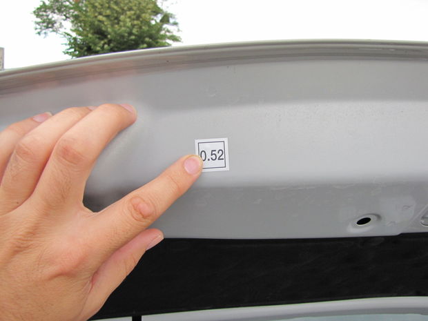 Súčiniteľ absorpcie na motorovej kapote prezrádza, že vo
výfuku je filter pevných častíc. Bez neho by sa súčiniteľ pohyboval okolo
hodnoty 1.0.