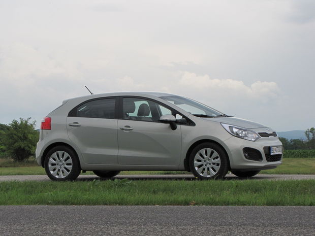 Ak sa chystáte ťahať ťažké prívesy, na motor 1.1 CRDi
zabudnite. Pri záťaži žerie a navyše utiahne príves ťažký len 800 kg. S
benzínovým motorom 1.2 D-CVVT Rio utiahne 900 kg, s turbodieselom 1.4 CRDi
dokonca až 1100 kg.