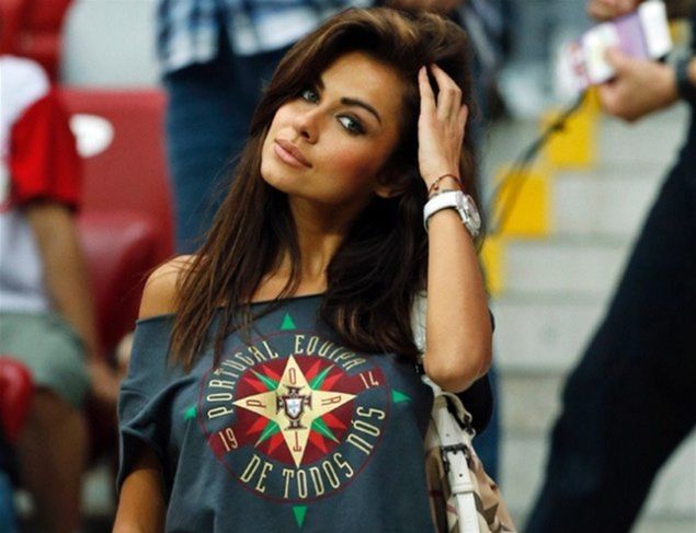 Poľská modelka a futbalová fanúšička Natalia Siwiecka sa
po vypadnutí jej miláčikov sústreďovala na fandenie Portugalsku. Ronaldovi
a spol. to však i tak nepomohlo.