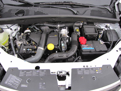 Motor 1.5 dCi má sily dosť, no v nízkych
otáčkach mu chýba ťah. Akumulátor má kapacitu 70 Ah, benzínovej verzii
1.6 MPI stačí akumulátor s kapacitou 60 Ah. Použité vstrekovanie
Continental je český výrobok