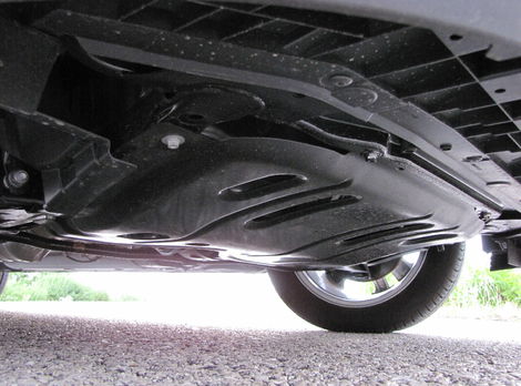 Poctivý plechový kryt pod motorom tu nie je ani
tak z dôvodu aerodynamiky, ale kvôli lepšej ochrane olejovej vane.