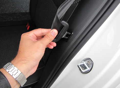 Aj tu niekto rozmýšľal, nie je totiž nič
horšie, ako keď vám za jazdy búcha spona zadného bezpečnostného pásu a
plast vedľa sedadla. V Rapide to nehrozí.