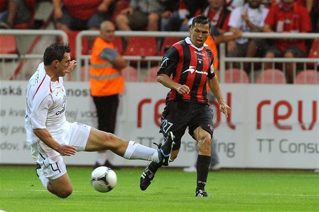 Mário Bicák z Trnavy (vpravo) v súboji s hráčom Sligo
Rovers Gavinom Peersom.