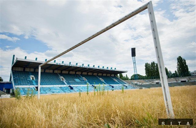 Rozpadajúce sa Tehelné Pole, na ktorom hrával svoje zápasy
bratislavský Slovan.