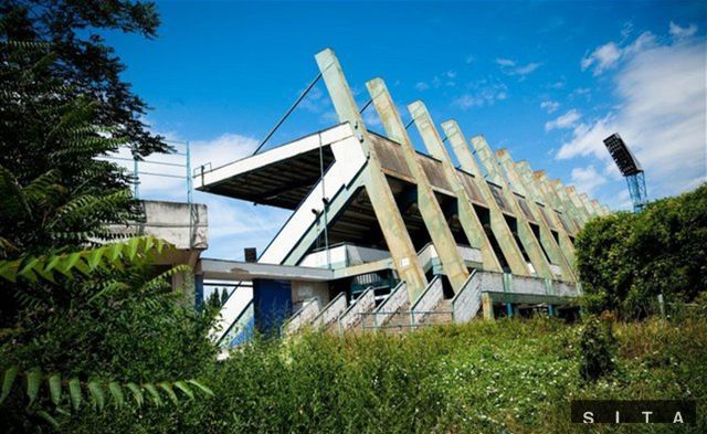Rozpadajúce sa Tehelné Pole, na ktorom hrával svoje zápasy
bratislavský Slovan.