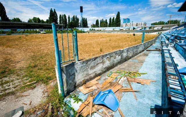 Rozpadajúce sa Tehelné Pole, na ktorom hrával svoje zápasy
bratislavský Slovan.
