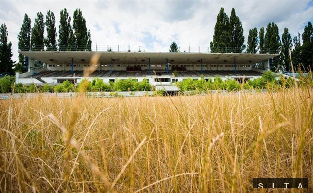 Rozpadajúce sa Tehelné Pole, na ktorom hrával svoje zápasy
bratislavský Slovan.