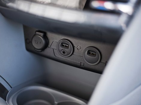 Nájdete tu dva USB porty.