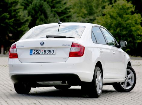 Odpoveď na otázku, prečo Rapid nestojí na
novej platforme MQB (používa ju nové Audi A3) je veľmi jednoduchá. Pre
Rapid je drahá a zbytočne masívna. Je dimenzovaná na ťažké motory 2.0 TSI
a 2.0 TDI CR a tie Rapid nikdy nedostane. Bolo by to nezmyselné plytvanie,
ktoré by napr. museli zaplatiť aj zákazníci základných verzií 1.2 MPI
(okrem peňazí aj zvýšenou spotrebou).