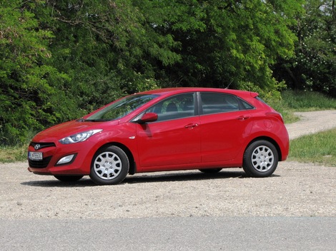 Prísne aerodynamická karoséria prospieva
spotrebe pri rýchlej jazde. Testované auto jazdilo na pneumatikách Barum
Brillantis 2 s rozmermi 195/65 R 15.