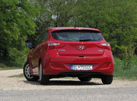 V prípade Hyundai i30 dostanete za základnú
cenu slušný kus použiteľného auta. Utiahne brzdený príves ťažký 1200
kg