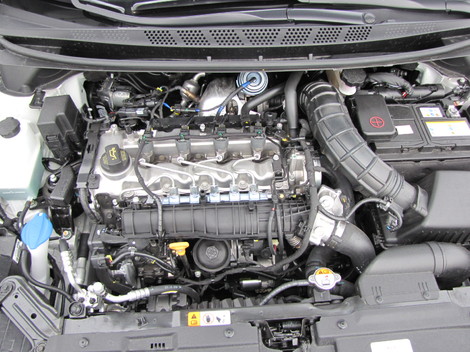 Kým sa silný turbodiesel zohreje, vydáva hrubý zvuk a
trasie karosériou. Škoda, vibrácie totiž prenikajú až do kabíny.
Našťastie to trvá len chvíľku.