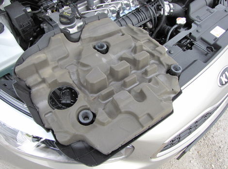 Takto poctivo vyrobený protihlukový kryt motora sme v tejto
triede ešte nevideli.