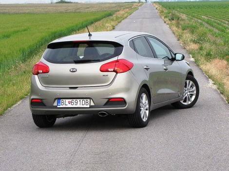 Keď je niečo pekné, chce to každý. O nový cee'd,
podobne ako o Sportage, preto zachvíľu zakopnete na každom rohu. Ani tak by
sa však jeho dizajn nemal tak skoro opozerať.