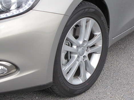 Testovaný cee'd jazdil na pneumatikách Hankook Ventus Prime
2 s rozmermi 205/55 R 16. Priplácať 330 eur za pneumatiky 225/45 R 17
považujeme za vyhadzovanie peňazí.