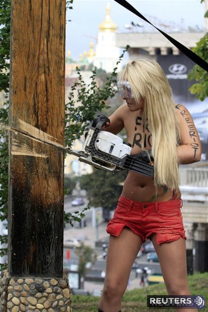 Na protest proti väzneniu hudobníčok z Pussy Riot členka
feministickej skupiny Femen v Kyjeve zničila pravoslávny kríž.