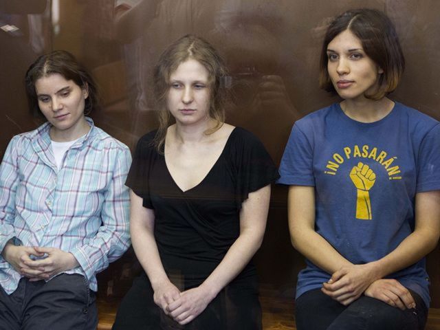 Členky punkovej kapely Pussy Riot - Nadežda Tolokonnikovová
(vpravo), Maria Aljochinová (v strede) a Jekaterina Samucevičová.