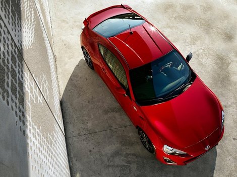 K ideálnemu rozloženiu hmotnosti Toyoty GT86
prispieva aj plochý motor s protiľahlými piestami.